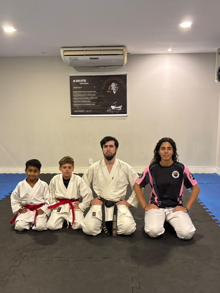 Alunos e professor da Ikken Hissatsu-Do no tatame