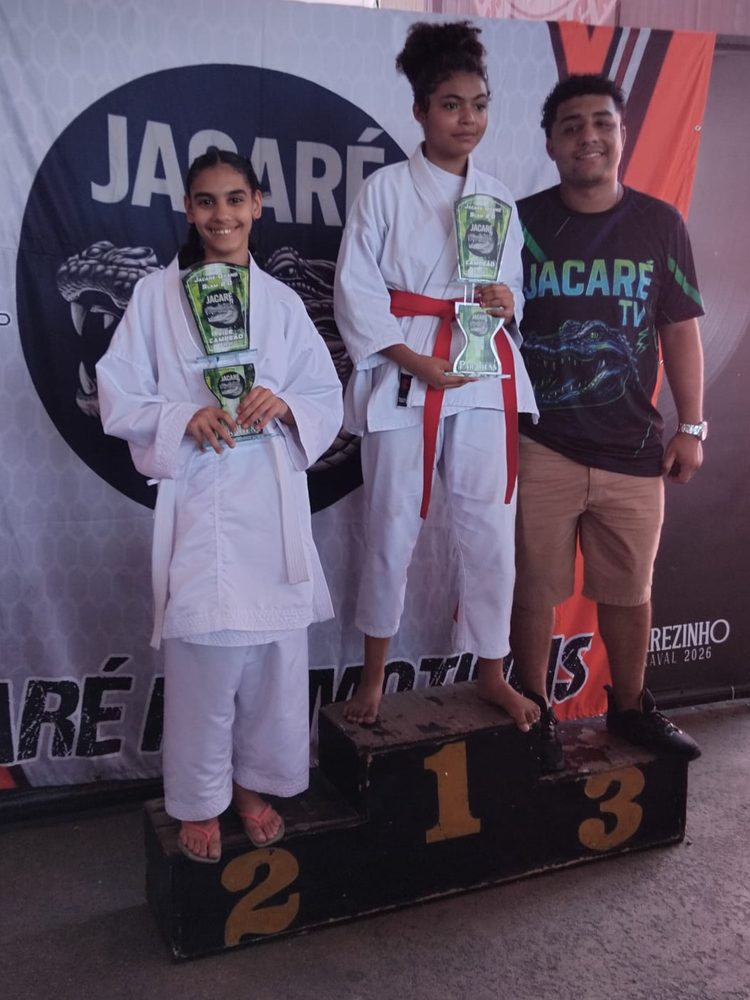 Alunas no pódio do campeonato Jacaré