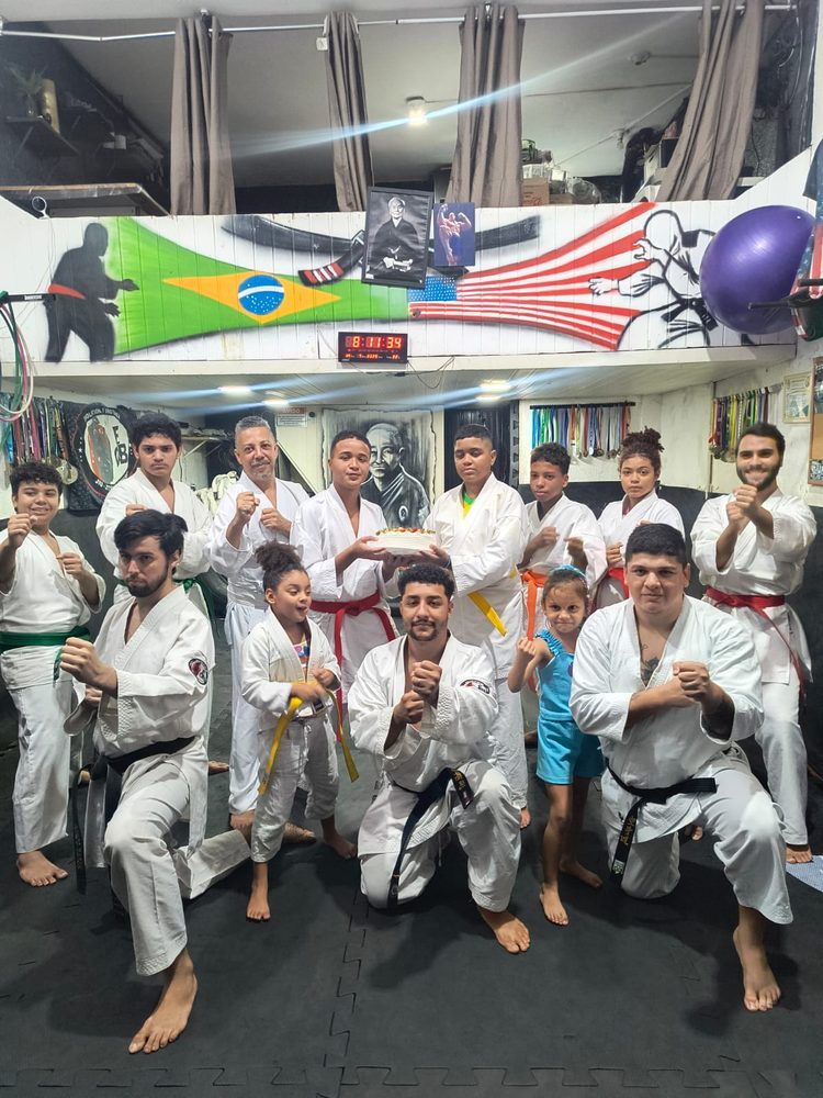 Equipe reunida em comemoração de aniversário