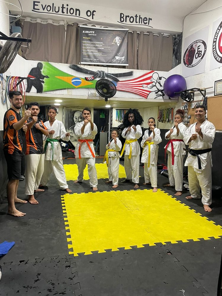 Alunos em posição de guarda no CT Evolution of Brothers