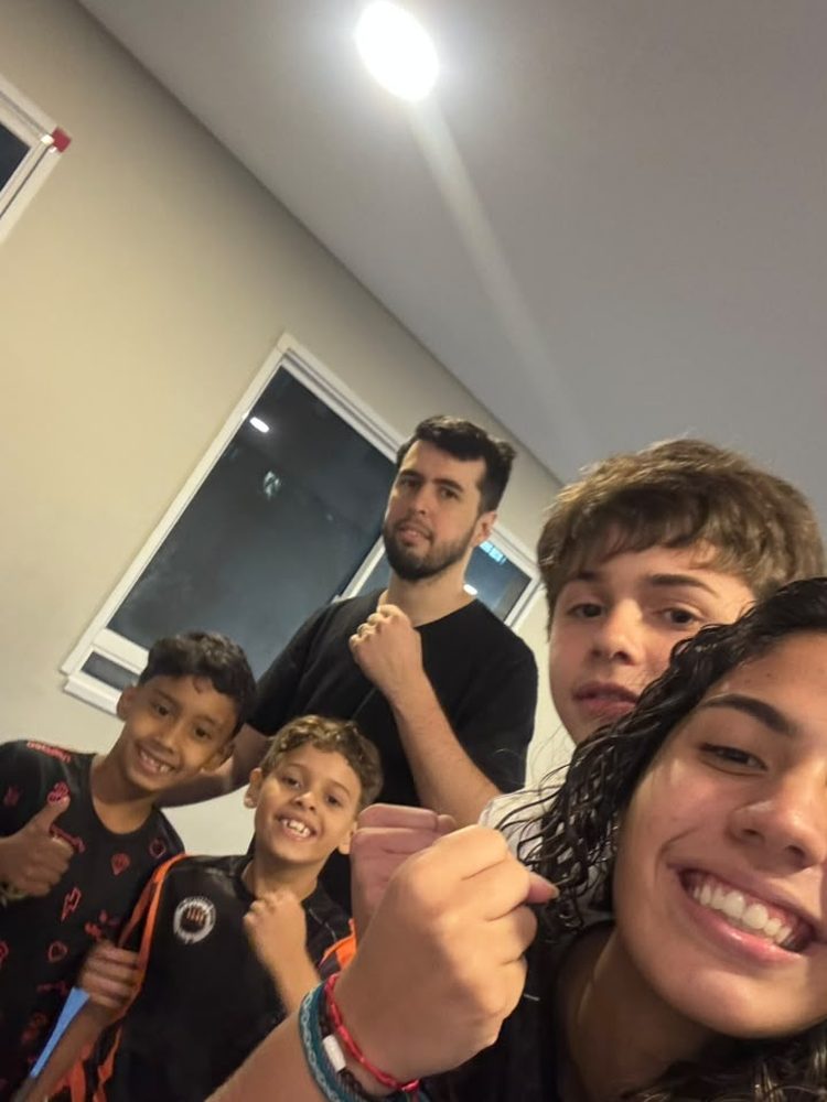 Professor e alunos em selfie após o treino